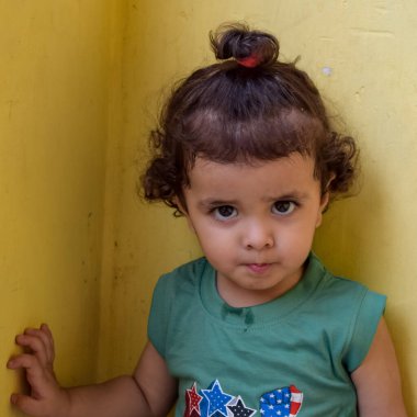 Şirin küçük çocuk Shivaay yaz zamanı evde balkonda, tatlı küçük çocuk gün ışığında fotoşop, küçük çocuk fotoğraf çekimi sırasında evde eğleniyor.