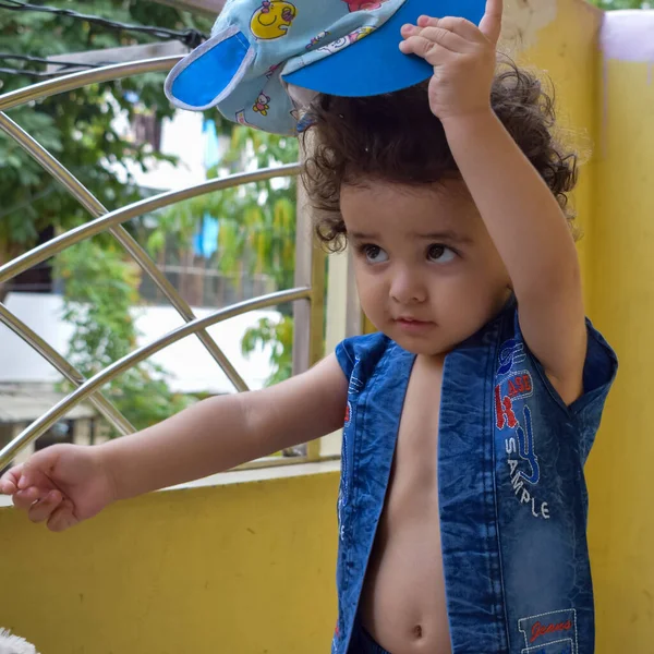 Petit Garçon Mignon Shivaay Balcon Maison Pendant Heure Été Petit — Photo