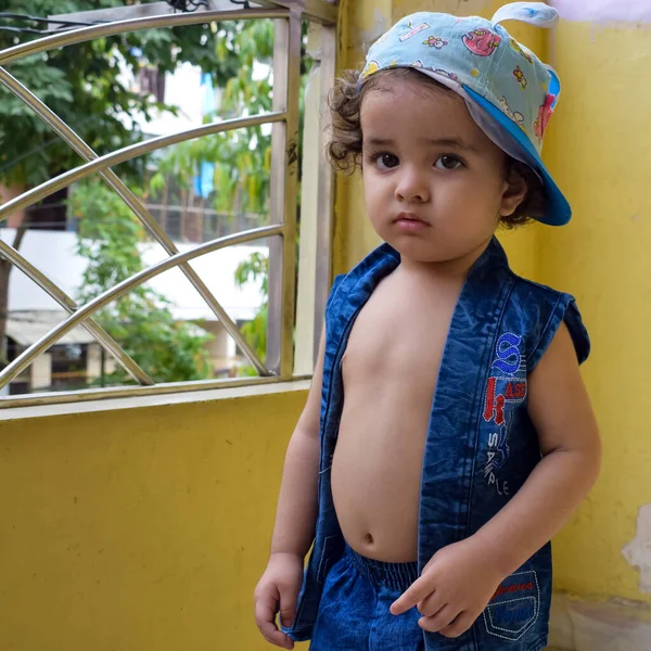 Şirin küçük çocuk Shivaay yaz zamanı evde balkonda, tatlı küçük çocuk gün ışığında fotoşop, küçük çocuk fotoğraf çekimi sırasında evde eğleniyor.