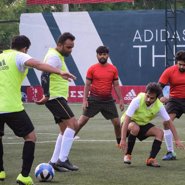 印度新德里 2018年7月1日 当地足球队的足球运动员在一个糟糕的足球场参加地区德比锦标赛的比赛 足球比赛在体育场草地上隆重举行 — 图库照片