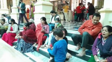 Vrindavan, Hindistan, 12 Şubat 2022 - Kartika 'nın kutsal ayı boyunca ISCON tapınağında hacılar, Ekadashi festivali sırasında Ekadashi tapınağının içinde Tanrı Krishna için toplandılar.