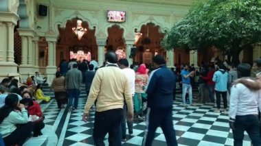 Vrindavan, Hindistan, 12 Şubat 2022 - Kartika 'nın kutsal ayı boyunca ISCON tapınağında hacılar, Ekadashi festivali sırasında Ekadashi tapınağının içinde Tanrı Krishna için toplandılar.