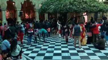 Vrindavan, Hindistan, 12 Şubat 2022 - Kartika 'nın kutsal ayı boyunca ISCON tapınağında hacılar, Ekadashi festivali sırasında Ekadashi tapınağının içinde Tanrı Krishna için toplandılar.