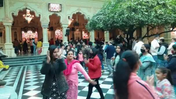 Vrindavan India Febbraio 2022 Pellegrini Nel Tempio Iscon Durante Mese — Video Stock