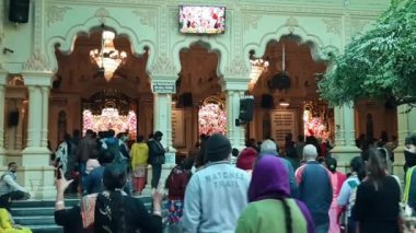 Vrindavan, Hindistan, 12 Şubat 2022 - Kartika 'nın kutsal ayı boyunca ISCON tapınağında hacılar, Ekadashi festivali sırasında Ekadashi tapınağının içinde Tanrı Krishna için toplandılar.