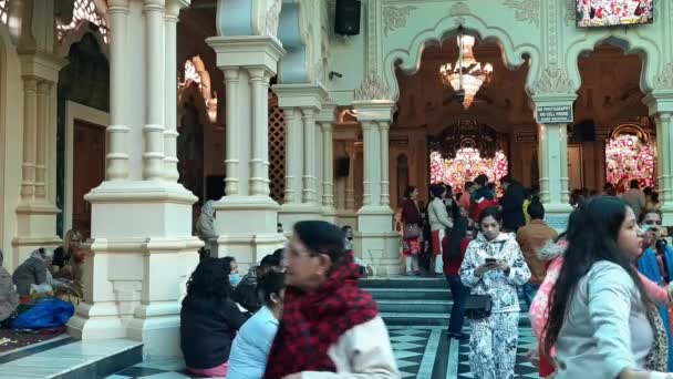 2022年2月12日インド ヴリンダバン カルトカの神聖な月の間にIscon寺院の巡礼者 主クリシュナのために信者が集まるEkadashi祭りの間にヴリンダバンIskon寺院の景色の中 — ストック動画