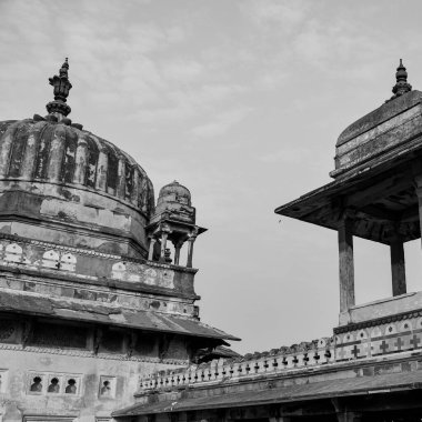 Orchha, Madhya Pradesh, Hindistan, Jahangir Mahal veya Orchha Sarayı Orchha 'da bulunan bir kale ve garnizondur. Madhya Pradesh. Hindistan, Hindistan Arkeolojik Alanı Siyah Beyaz