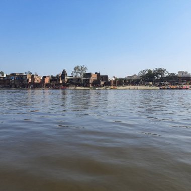 Yamuna Nehri Vrindavan, Krishna Tapınağı 'ndaki tekneden Vrindavan kasabasındaki Yamuna Nehri kıyısındaki Kesi Ghat, Yamuna Nehri Vrindavan Vrindavan' daki tekne manzarası.