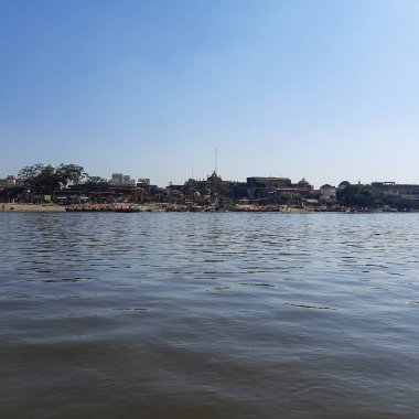Yamuna Nehri Vrindavan, Krishna Tapınağı 'ndaki tekneden Vrindavan kasabasındaki Yamuna Nehri kıyısındaki Kesi Ghat, Yamuna Nehri Vrindavan Vrindavan' daki tekne manzarası.