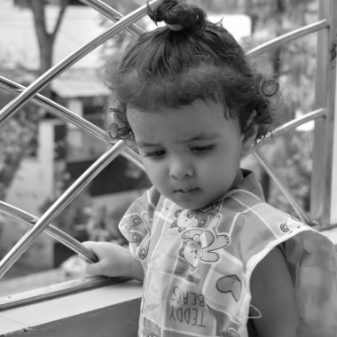 Şirin küçük çocuk Shivaay yaz mevsiminde balkonda, tatlı küçük çocuk gün ışığında fotoşop, küçük çocuk fotoğraf çekimi sırasında evde eğleniyor.