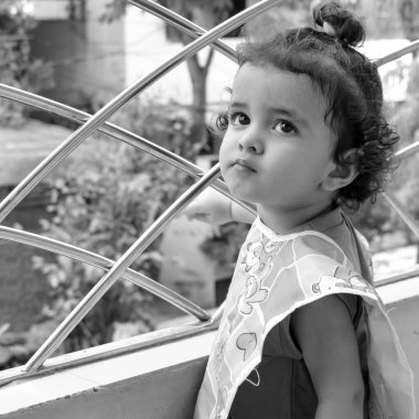 Şirin küçük çocuk Shivaay yaz mevsiminde balkonda, tatlı küçük çocuk gün ışığında fotoşop, küçük çocuk fotoğraf çekimi sırasında evde eğleniyor.