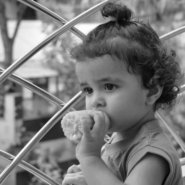 Χαριτωμένο Μικρό Αγόρι Shivaay Στο Σπίτι Μπαλκόνι Κατά Διάρκεια Του — Φωτογραφία Αρχείου