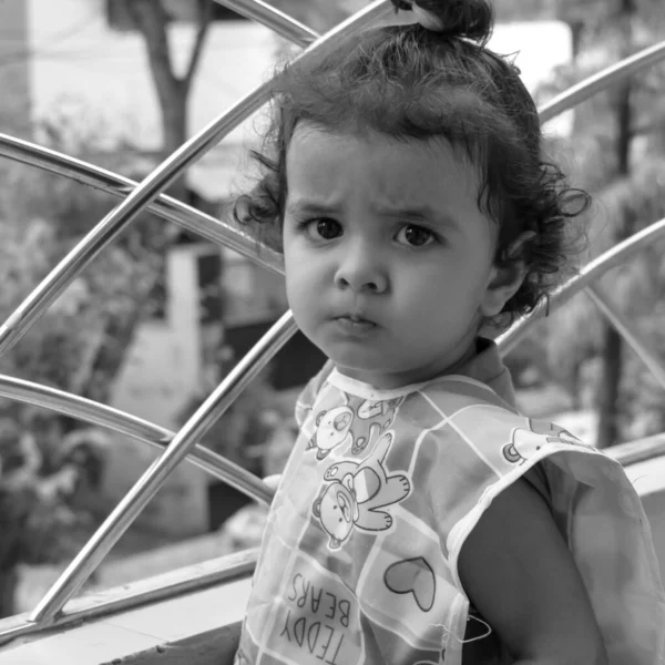 夏の間に自宅のバルコニーでかわいい男の子Shivaay 昼光中の甘い小さな男の子の写真撮影中に自宅で楽しむ小さな男の子 黒と白 — ストック写真