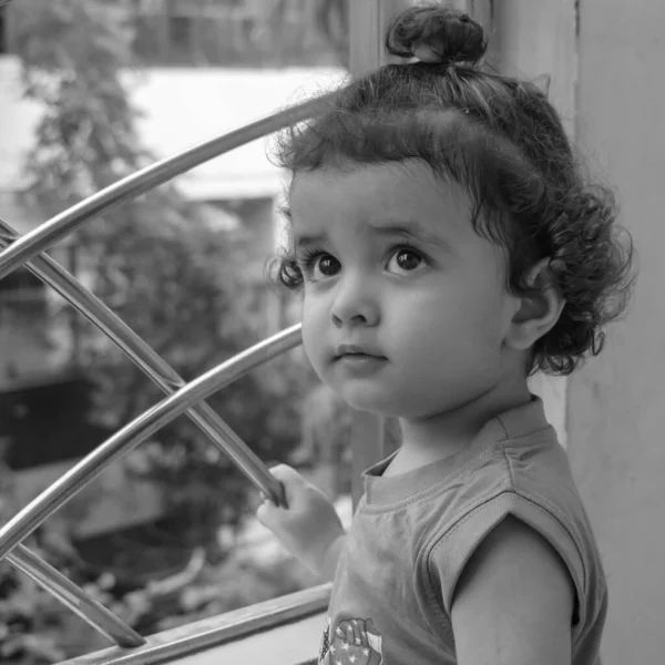 Симпатичный Мальчик Shivaay Домашнем Балконе Летнее Время Sweet Маленький Мальчик — стоковое фото