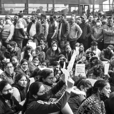 Delhi, Hindistan 25 Aralık 2021 - Delhi Sözleşmeli Konuk Öğretmenler Delhi AAP Hükümetini politika yaptıkları için protesto eden posterler, bayraklar ve graffitilerle, Delhi Öğretmeni Siyah ve Beyaz 'ı protesto etti