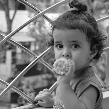 Şirin küçük çocuk Shivaay yaz mevsiminde balkonda, tatlı küçük çocuk gün ışığında fotoşop, küçük çocuk fotoğraf çekiminde evde eğleniyor.