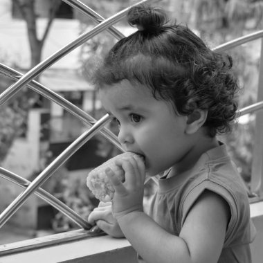 Şirin küçük çocuk Shivaay yaz mevsiminde balkonda, tatlı küçük çocuk gün ışığında fotoşop, küçük çocuk fotoğraf çekiminde evde eğleniyor.