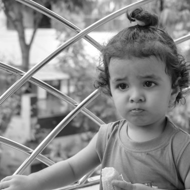 Şirin küçük çocuk Shivaay yaz mevsiminde balkonda, tatlı küçük çocuk gün ışığında fotoşop, küçük çocuk fotoğraf çekiminde evde eğleniyor.