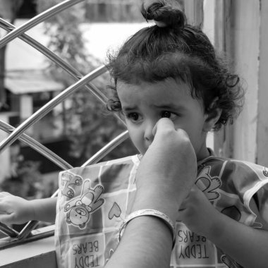 Şirin küçük çocuk Shivaay yaz mevsiminde balkonda, tatlı küçük çocuk gün ışığında fotoşop, küçük çocuk fotoğraf çekiminde evde eğleniyor.