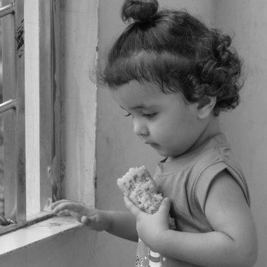 Şirin küçük çocuk Shivaay yaz mevsiminde balkonda, tatlı küçük çocuk gün ışığında fotoşop, küçük çocuk fotoğraf çekiminde evde eğleniyor.