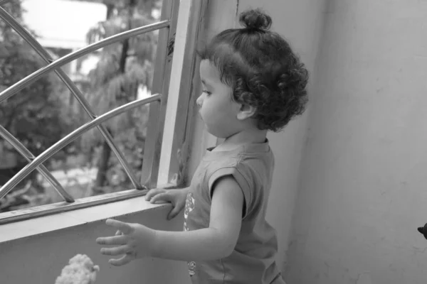 Lindo Niño Shivaay Balcón Casa Durante Verano Dulce Sesión Fotos —  Fotos de Stock