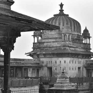 Orchha, Madhya Pradesh, Hindistan, Jahangir Mahal veya Orchha Sarayı Orchha 'da bulunan bir kale ve garnizondur. Madhya Pradesh. Hindistan, Hindistan Arkeolojik Alanı Siyah Beyaz