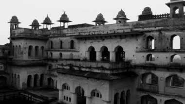 Orchha, Madhya Pradesh, Hindistan, Jahangir Mahal veya Orchha Sarayı Orchha 'da bulunan bir kale ve garnizondur. Madhya Pradesh. Hindistan, Hindistan Arkeolojik Alanı Siyah Beyaz