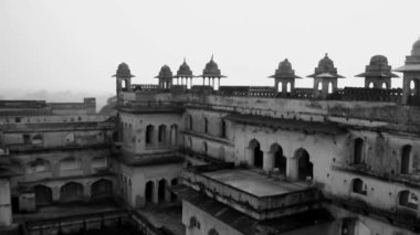 Orchha, Madhya Pradesh, Hindistan, Jahangir Mahal veya Orchha Sarayı Orchha 'da bulunan bir kale ve garnizondur. Madhya Pradesh. Hindistan, Hindistan Arkeolojik Alanı Siyah Beyaz