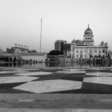 Gurdwara Bangla Sahib Sih Gurudwara, Bangla Sahib Gurudwara Yeni Delhi, Hindistan, Sih Cemaati gurudwara Bangla Sahib görünümlü Siyah ve Beyaz