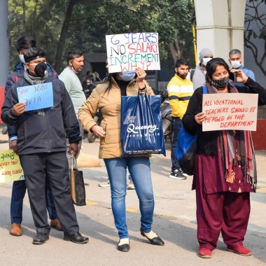 Yeni Delhi, Hindistan 25 Aralık 2021 - Delhi Sözleşmeli Konuk Öğretmenler Delhi AAP Hükümetini protesto eden posterler, bayraklar ve graffitilerle protesto ettiler