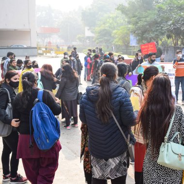 Yeni Delhi, Hindistan 25 Aralık 2021 - Delhi Sözleşmeli Konuk Öğretmenler Delhi AAP Hükümetini protesto eden posterler, bayraklar ve graffitilerle protesto ettiler