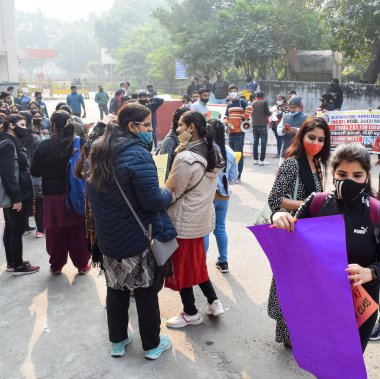 Yeni Delhi, Hindistan 25 Aralık 2021 - Delhi Sözleşmeli Konuk Öğretmenler Delhi AAP Hükümetini protesto eden posterler, bayraklar ve graffitilerle protesto ettiler