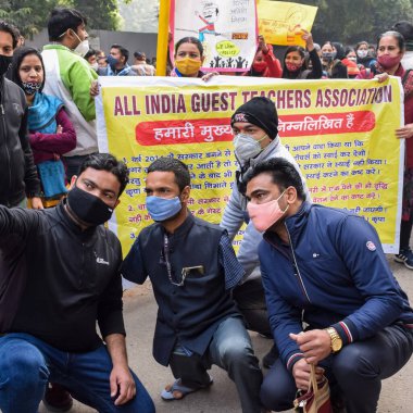 Yeni Delhi, Hindistan 25 Aralık 2021 - Delhi Sözleşmeli Konuk Öğretmenler Delhi AAP Hükümetini protesto eden posterler, bayraklar ve graffitilerle protesto ettiler