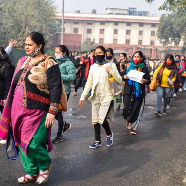 Yeni Delhi, Hindistan 25 Aralık 2021 - Delhi Sözleşmeli Konuk Öğretmenler Delhi AAP Hükümetini protesto eden posterler, bayraklar ve graffitilerle protesto ettiler