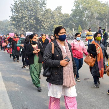 Yeni Delhi, Hindistan 25 Aralık 2021 - Delhi Sözleşmeli Konuk Öğretmenler Delhi AAP Hükümetini protesto eden posterler, bayraklar ve graffitilerle protesto ettiler