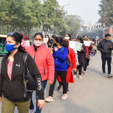 Yeni Delhi, Hindistan 25 Aralık 2021 - Delhi Sözleşmeli Konuk Öğretmenler Delhi AAP Hükümetini protesto eden posterler, bayraklar ve graffitilerle protesto ettiler