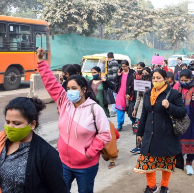 Yeni Delhi, Hindistan 25 Aralık 2021 - Delhi Sözleşmeli Konuk Öğretmenler Delhi AAP Hükümetini protesto eden posterler, bayraklar ve graffitilerle protesto ettiler