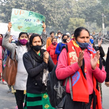 Yeni Delhi, Hindistan 25 Aralık 2021 - Delhi Sözleşmeli Konuk Öğretmenler Delhi AAP Hükümetini protesto eden posterler, bayraklar ve graffitilerle protesto ettiler