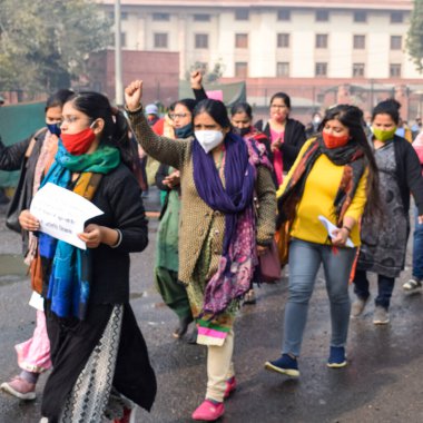 Yeni Delhi, Hindistan 25 Aralık 2021 - Delhi Sözleşmeli Konuk Öğretmenler Delhi AAP Hükümetini protesto eden posterler, bayraklar ve graffitilerle protesto ettiler