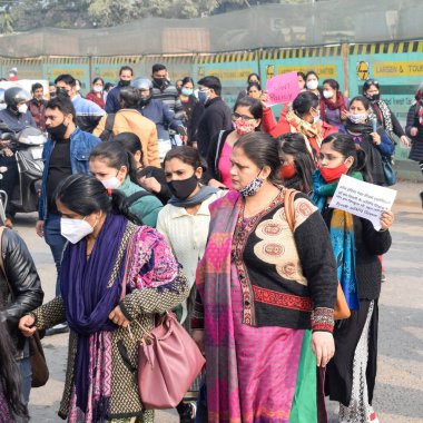 Yeni Delhi, Hindistan 25 Aralık 2021 - Delhi Sözleşmeli Konuk Öğretmenler Delhi AAP Hükümetini protesto eden posterler, bayraklar ve graffitilerle protesto ettiler