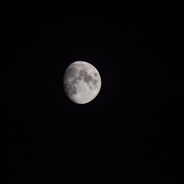 Moon Timelapse, Stock zamanaşımı gece vakti, karanlık gökyüzünde dolunay yükselişi. Dolunay zamanı, gece karanlığında karanlık gökyüzünde ay ışığıyla birlikte kaybolur. Yüksek kaliteli beleş video kaydı veya zaman ayarlı