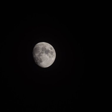Moon Timelapse, Stock zamanaşımı gece vakti, karanlık gökyüzünde dolunay yükselişi. Dolunay zamanı, gece karanlığında karanlık gökyüzünde ay ışığıyla birlikte kaybolur. Yüksek kaliteli beleş video kaydı veya zaman ayarlı
