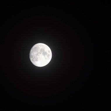 Moon Timelapse, Stock zamanaşımı gece vakti, karanlık gökyüzünde dolunay yükselişi. Dolunay zamanı, gece karanlığında karanlık gökyüzünde ay ışığıyla birlikte kaybolur. Yüksek kaliteli beleş video kaydı veya zaman ayarlı