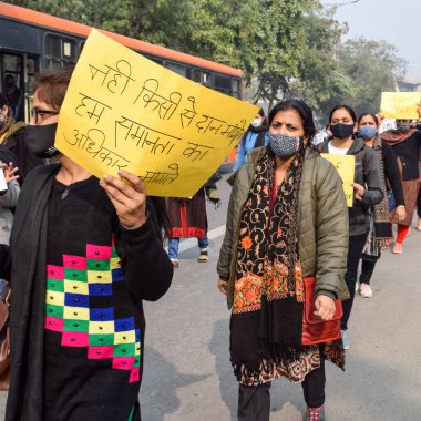 Yeni Delhi, Hindistan 25 Aralık 2021 - Delhi Sözleşmeli Konuk Öğretmenler Delhi AAP Hükümetini protesto eden posterler, bayraklar ve graffitilerle protesto ettiler