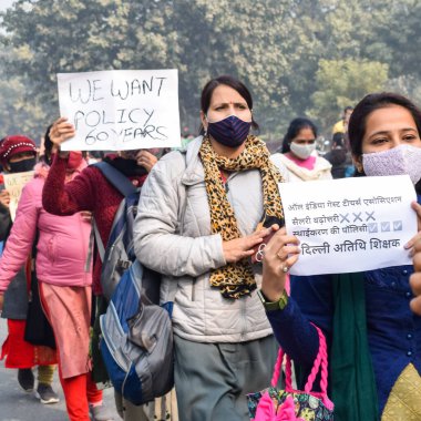 Yeni Delhi, Hindistan 25 Aralık 2021 - Delhi Sözleşmeli Konuk Öğretmenler Delhi AAP Hükümetini protesto eden posterler, bayraklar ve graffitilerle protesto ettiler