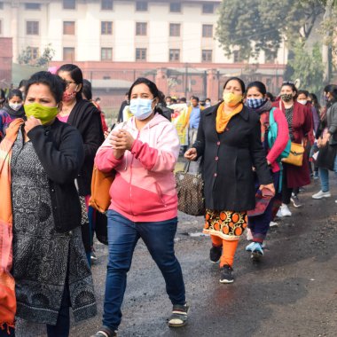 Yeni Delhi, Hindistan 25 Aralık 2021 - Delhi Sözleşmeli Konuk Öğretmenler Delhi AAP Hükümetini protesto eden posterler, bayraklar ve graffitilerle protesto ettiler