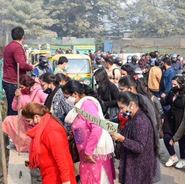 Yeni Delhi, Hindistan 25 Aralık 2021 - Delhi Sözleşmeli Konuk Öğretmenler Delhi AAP Hükümetini protesto eden posterler, bayraklar ve graffitilerle protesto ettiler