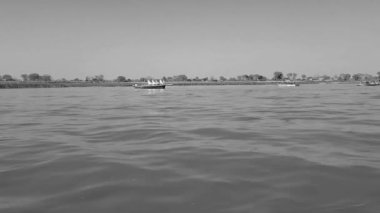 Vrindavan, Krishna Tapınağı 'ndaki Yamuna Nehri manzaralı Vrindavan kasabasındaki Yamuna Nehri kıyısında Kesi Ghat Yamuna Nehri Vrindavan Vrindavan Vrindavan Vrindavan Nehri' ndeki tekne manzaralı.