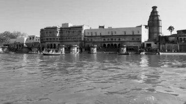 Vrindavan, Krishna Tapınağı 'ndaki Yamuna Nehri manzaralı Vrindavan kasabasındaki Yamuna Nehri kıyısında Kesi Ghat Yamuna Nehri Vrindavan Vrindavan Vrindavan Vrindavan Nehri' ndeki tekne manzaralı.
