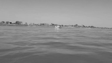 Vrindavan, Krishna Tapınağı 'ndaki Yamuna Nehri manzaralı Vrindavan kasabasındaki Yamuna Nehri kıyısında Kesi Ghat Yamuna Nehri Vrindavan Vrindavan Vrindavan Vrindavan Nehri' ndeki tekne manzaralı.